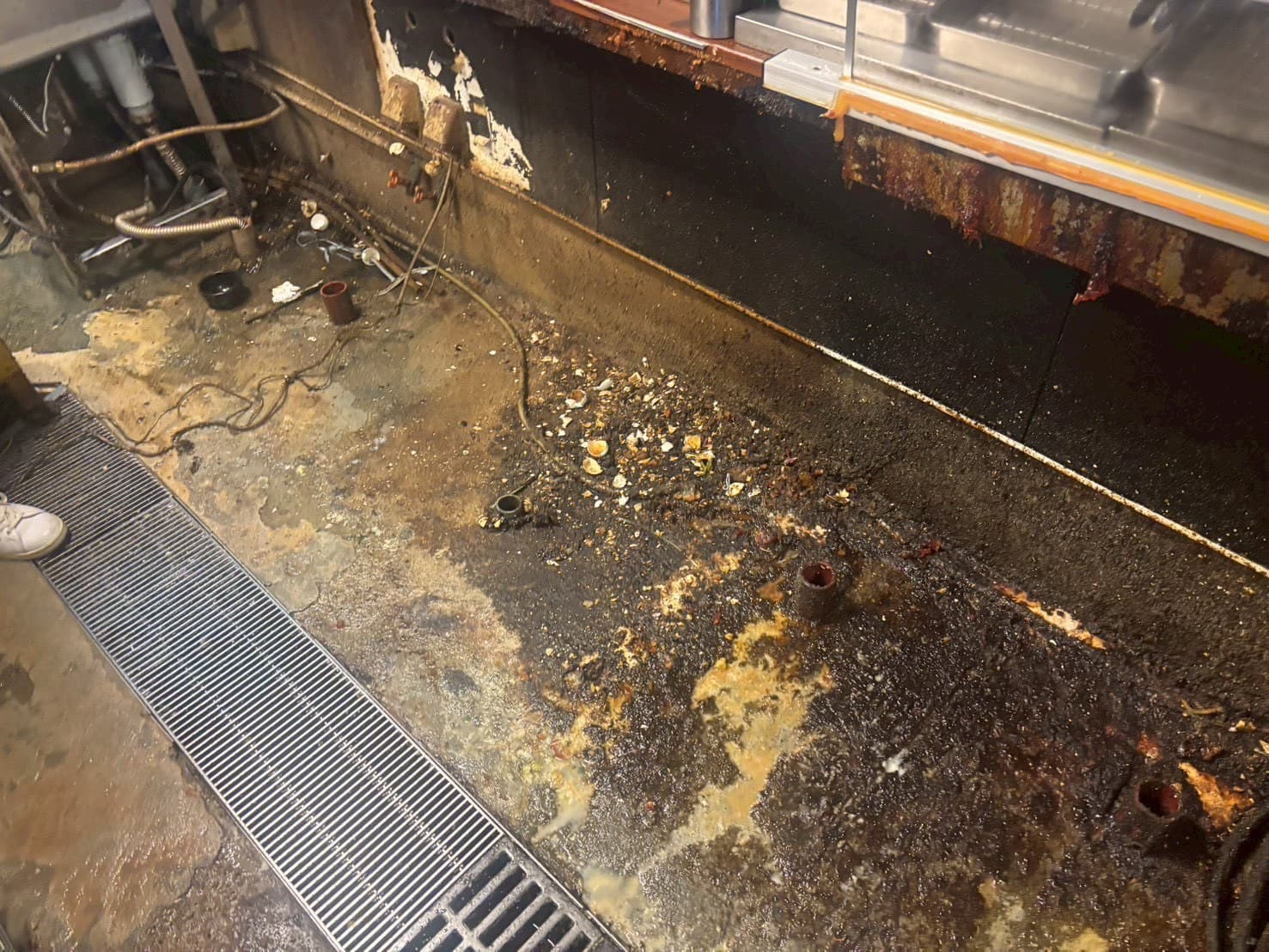 事例2:飲食店 厨房床部分補修工事(大阪府)—施工前